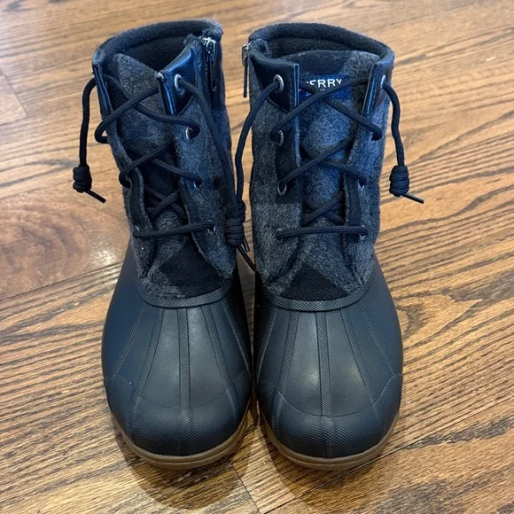 Sperry Woman’s  Black Lace-Up Duck Boots with plaid material. Size- 8 - Picture 4 of 8